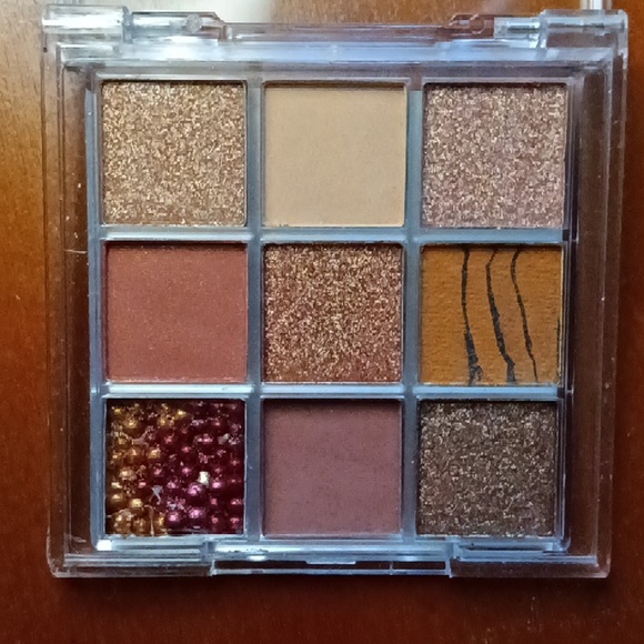 EYESHADOW PALETTE - Picture 8 of 10